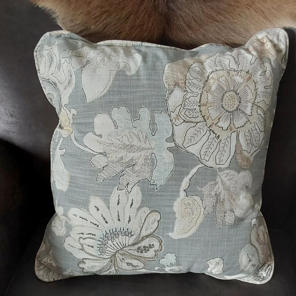 CRATE & BARREL FLORAL & BOTANICAL ACCENT PILLOW. 18